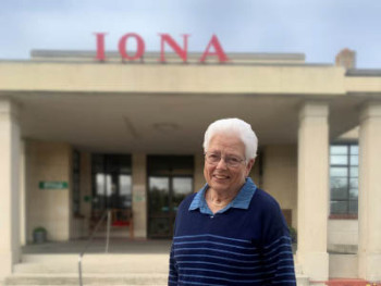 Iona singing volunteer