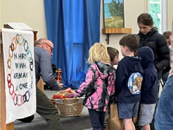 Flagstaff church children donating to the foodbank